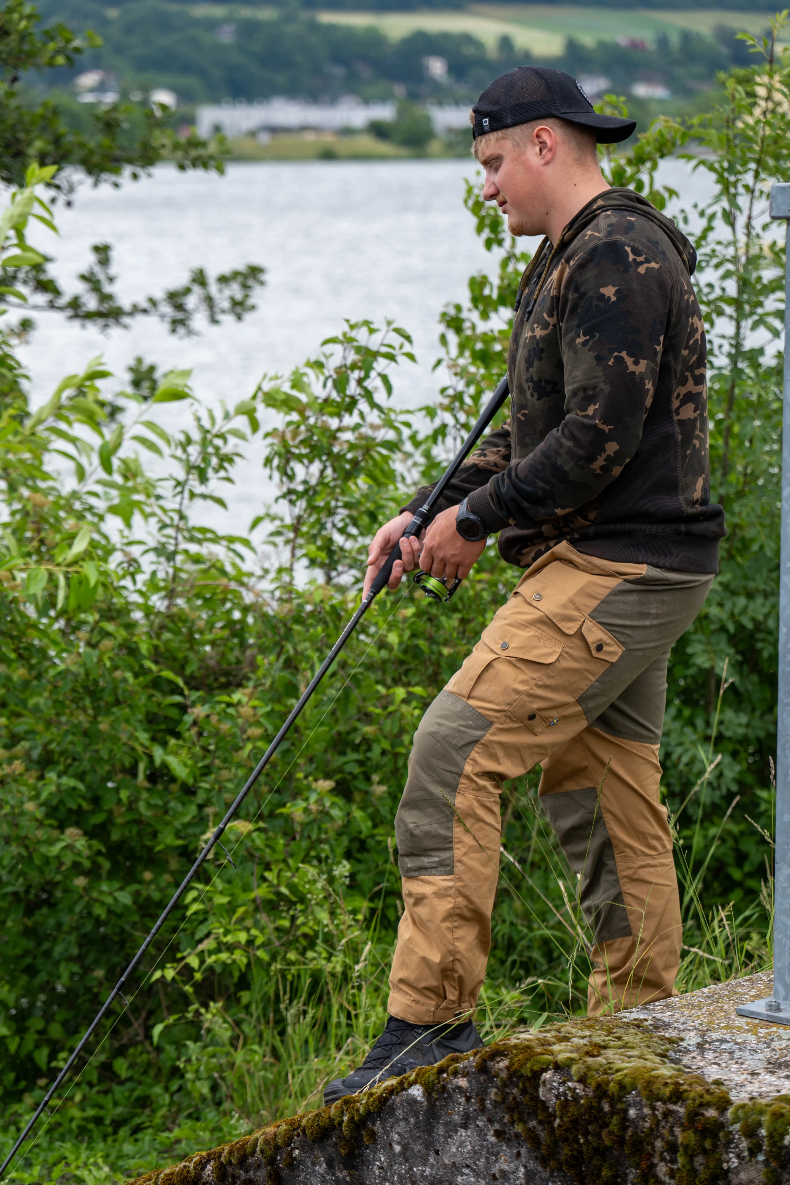 Erik Sochor beim Uferangeln in der Natur